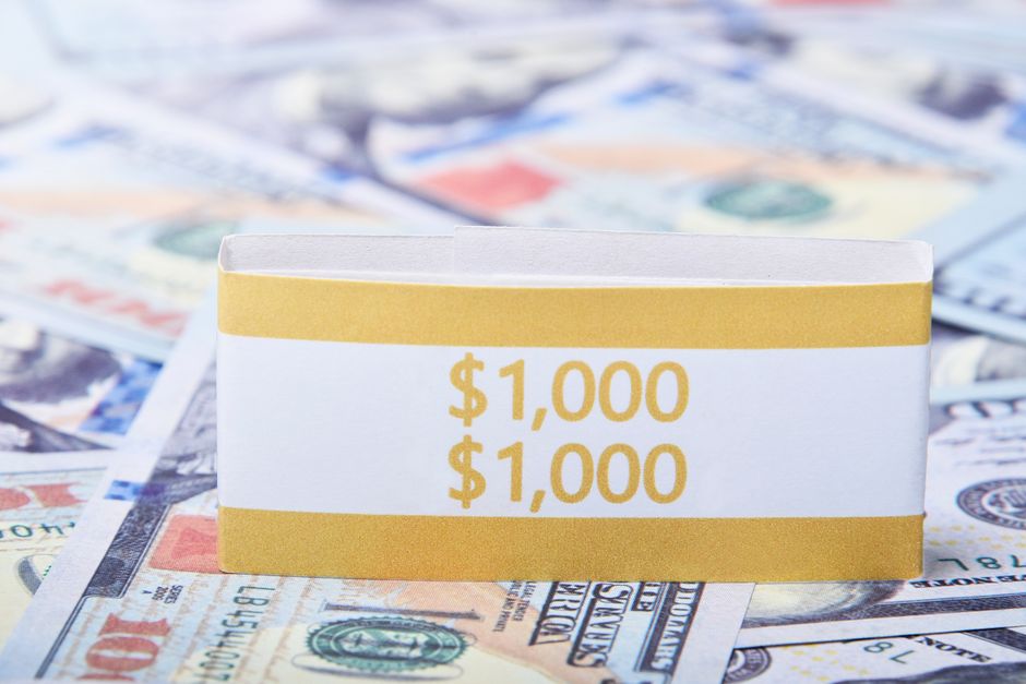 how to live on 1000 dollars a month in college