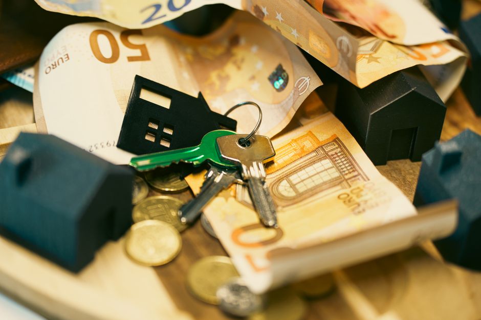 how to save money on rent in college