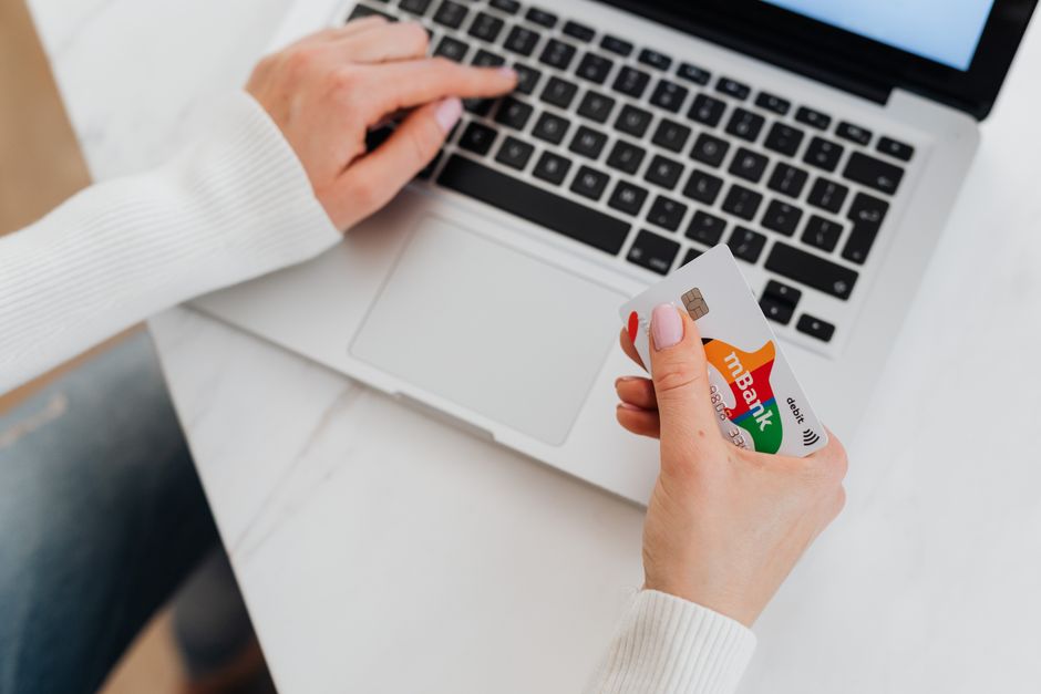online banks vs traditional banks for students